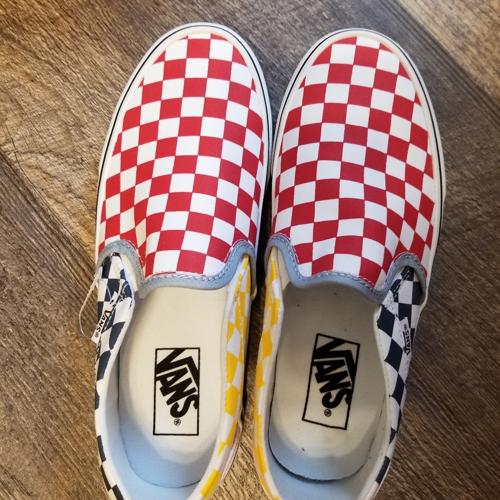 NEW Vans. Multicolored checkered W8